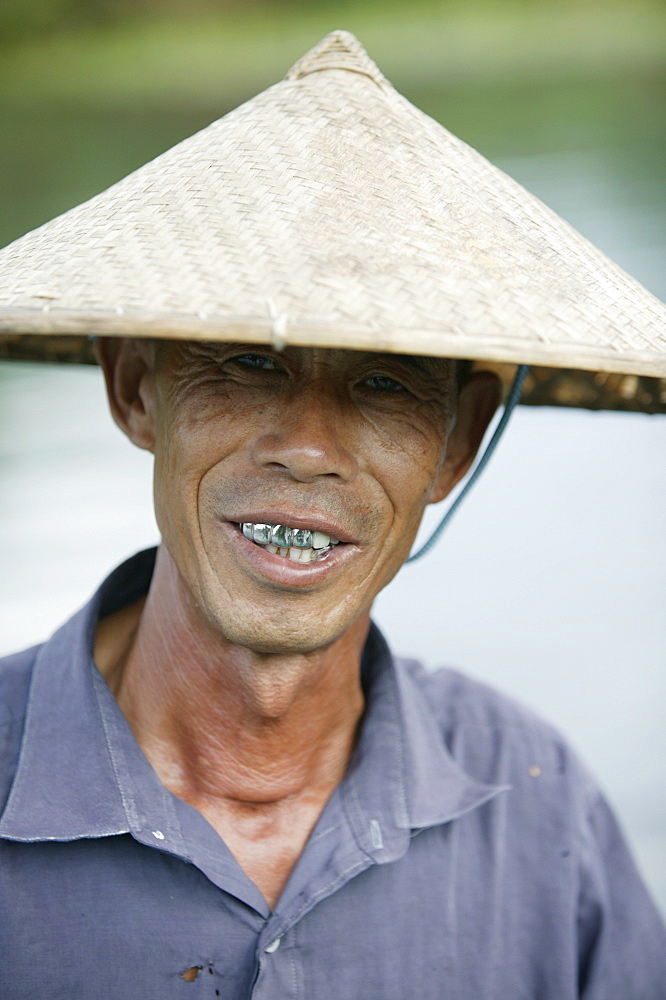 Cormorant fisherman, Yangshuo, Li River, Guangxi Province, China, Asia