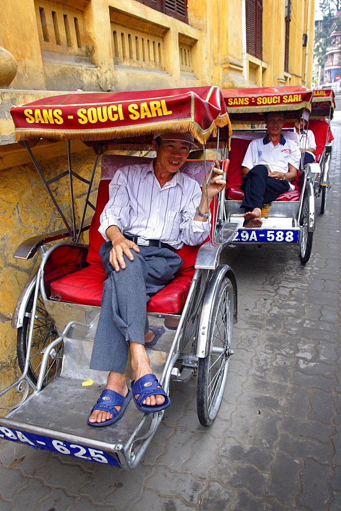 Cyclo drivers await a fare, Hanoi, Vietnam, Indochina, Southeast Asia, Asia