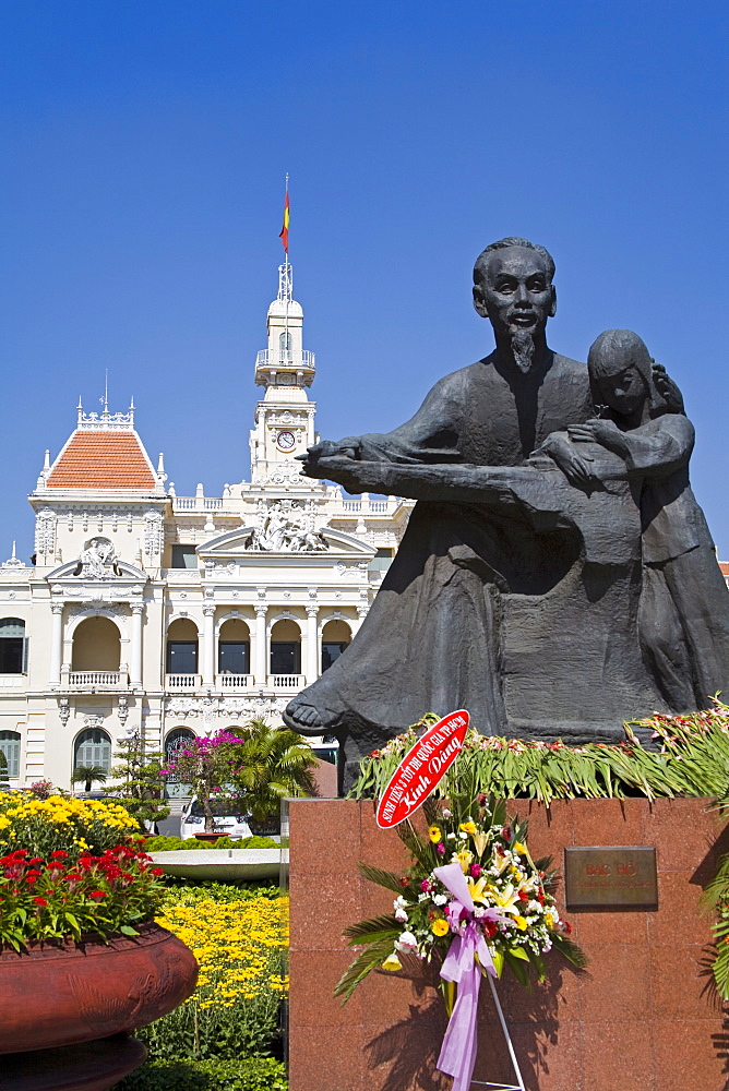 HCMC's People's Committee Building (Hotel de Ville) and Ho Chi Minh statue, Hoh Chi Minh City (Saigon), Vietnam, Indochina, Southeast Asia, Asia