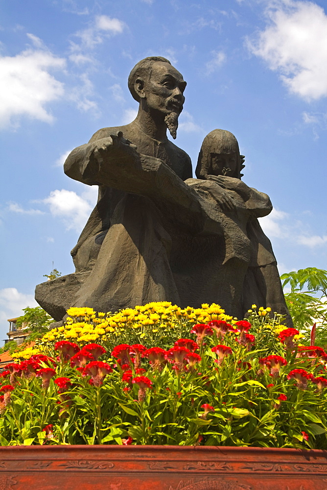 Statue of Ho Chi Minh, Ho Chi Minh City (Saigon), Vietnam, Indochina, Southeast Asia, Asia