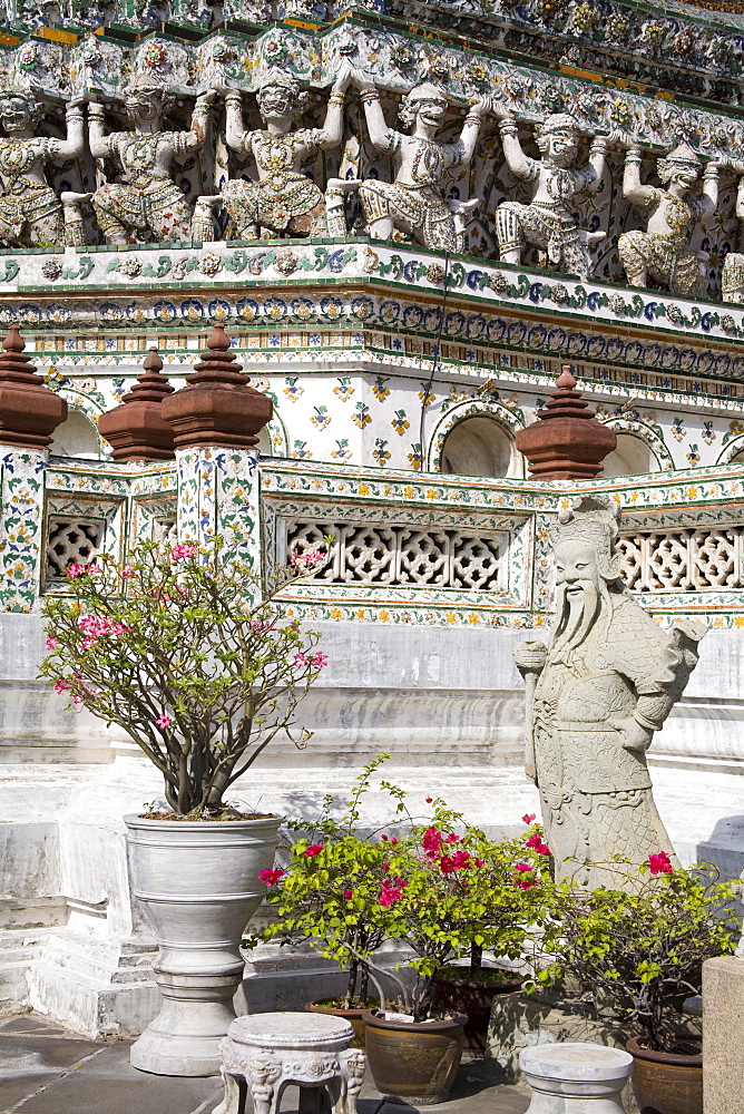 Statue at Wat Arun (Temple of the Dawn), Bangkok, Thailand, Southeast Asia, Asia