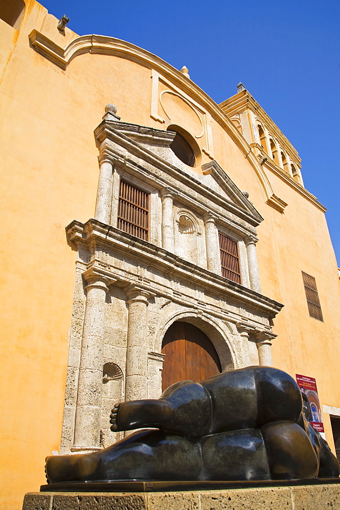 Santo Dimingo Church and Figura Reclinada 92 Sculpture by Fernando Botero, Old Walled City District, Cartagena City, Bolivar State, Colombia, South America