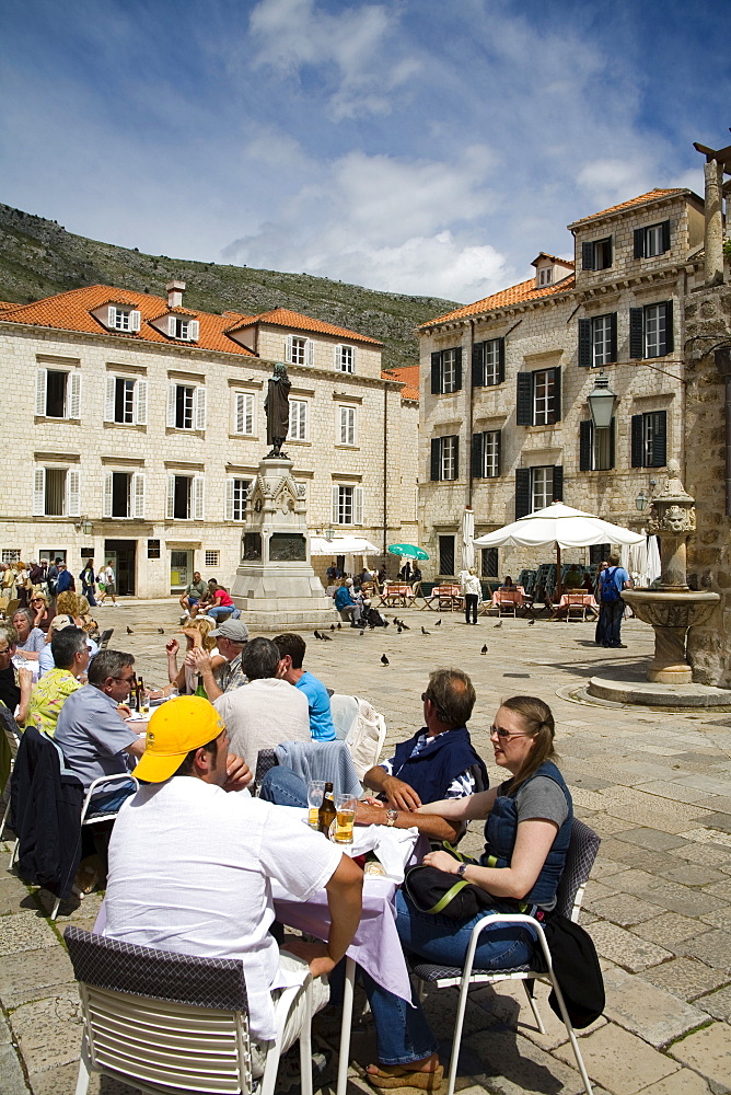 Outdoor dining in Gundulic Square, Dubrovnik, Dalmatia, Croatia, Europe