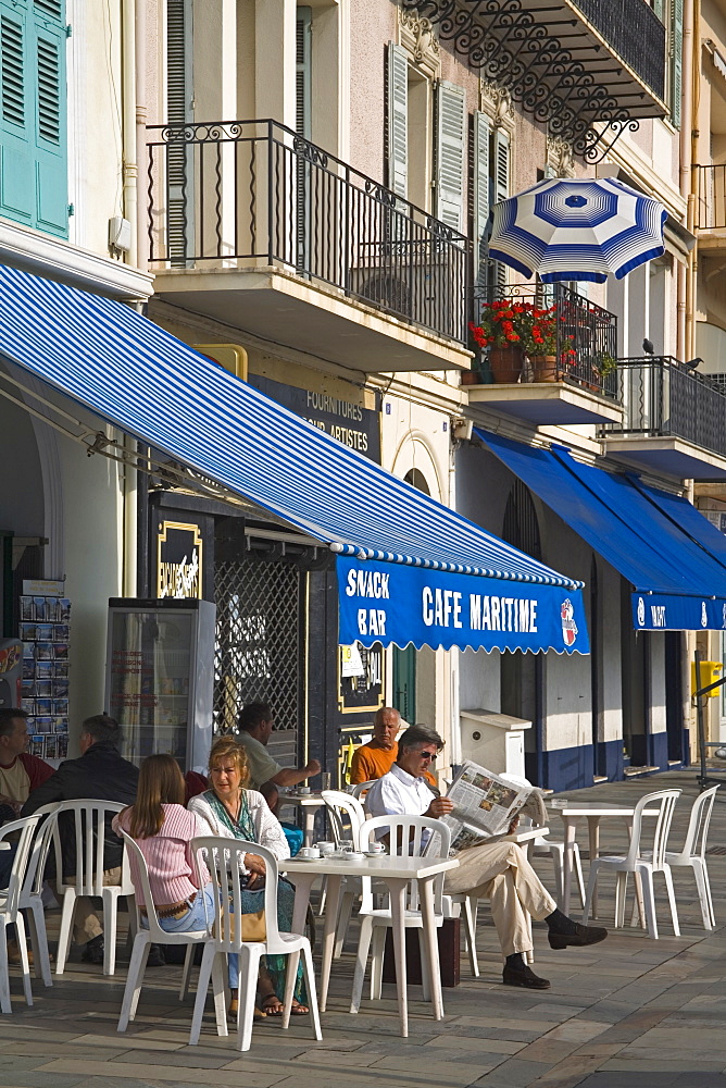 Outdoor dining along waterfront, Cannes, Alpes Maritimes, Provence, Cote d'Azur, French Riviera, France, Europe