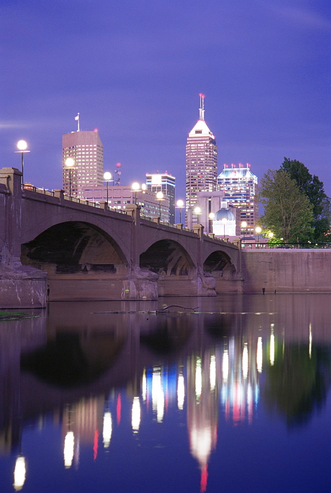 White River and city skyline, Indianapolis, Indiana, United States of America, North America