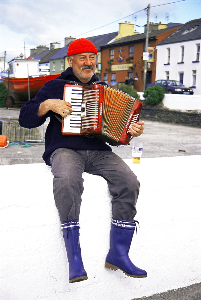 Accordian player, Port Magee, County Kerry, Munster, Republic of Ireland, Europe