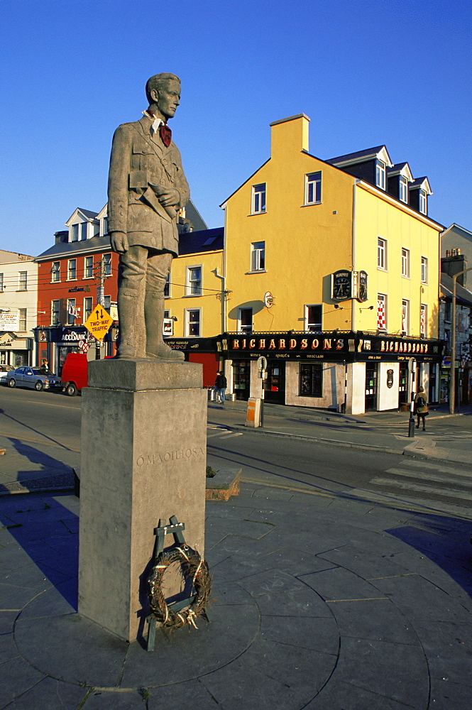 O'Maoiliosa statue, Eyre Square, Galway City, County Galway, Republic of Ireland, Europe