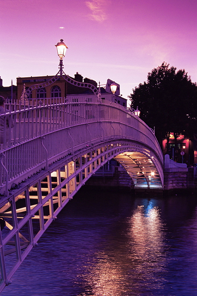 Ha'Penny Bridge over River Liffey, after 2004 changes, Dublin City, Republic of Ireland, Europe