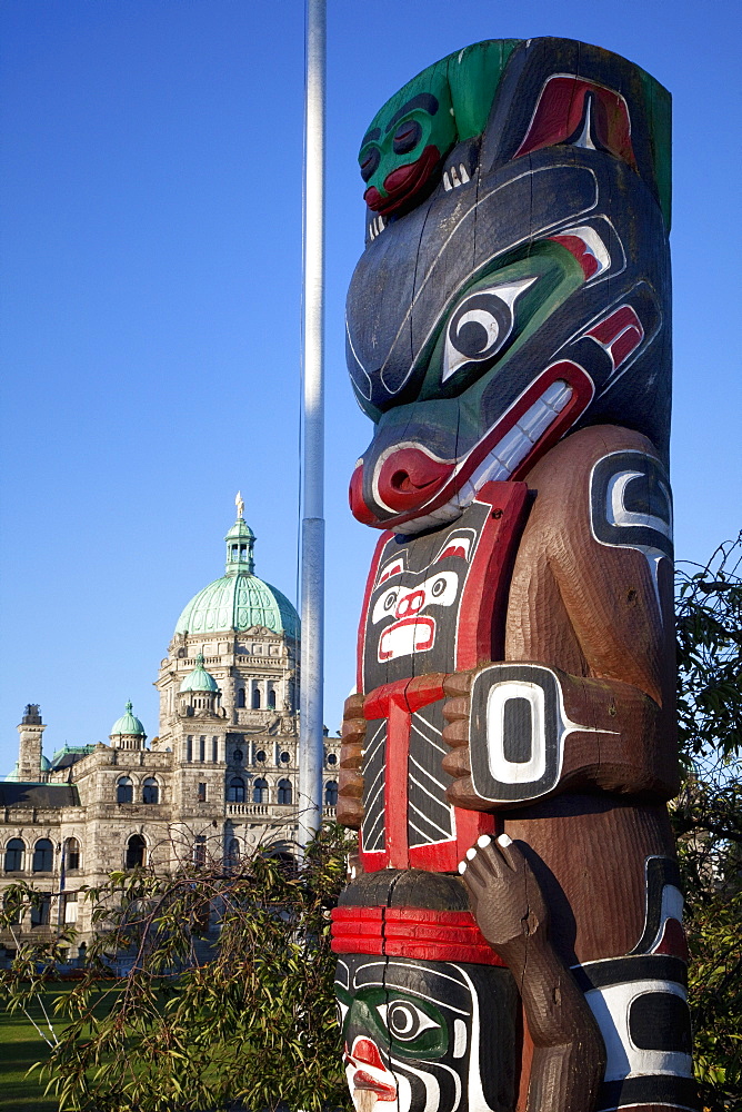 Totem Pole and Parliament Building, Victoria, Vancouver Island, British Columbia, Canada, North America