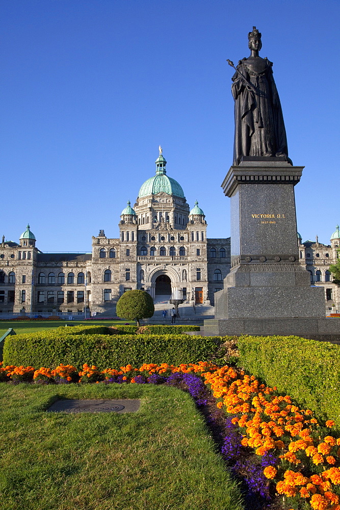 Statue of Queen Victoria and Parliament Building, Victoria, Vancouver Island, British Columbia, Canada, North America