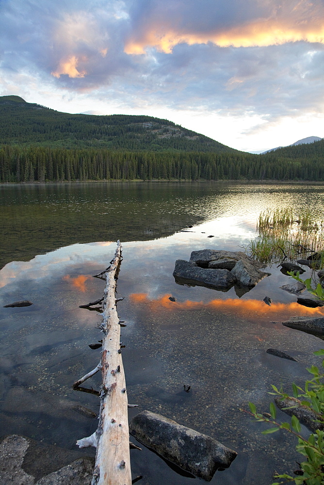 Early morning light at Pyramid Lake, Jasper National Park, UNESCO World Heritage Site, British Columbia, Rocky Mountains, Canada, North America