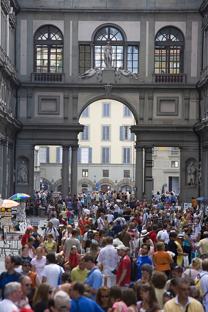 Tourists, Piazzale degli Uffizi, Uffizi Gallery, Florence, Tuscany, Italy, Europe