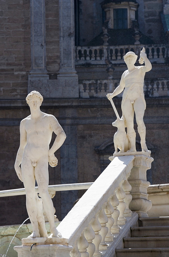 Statues, fountain, Fontana Pretoria, Palermo, Sicily, Italy, Europe