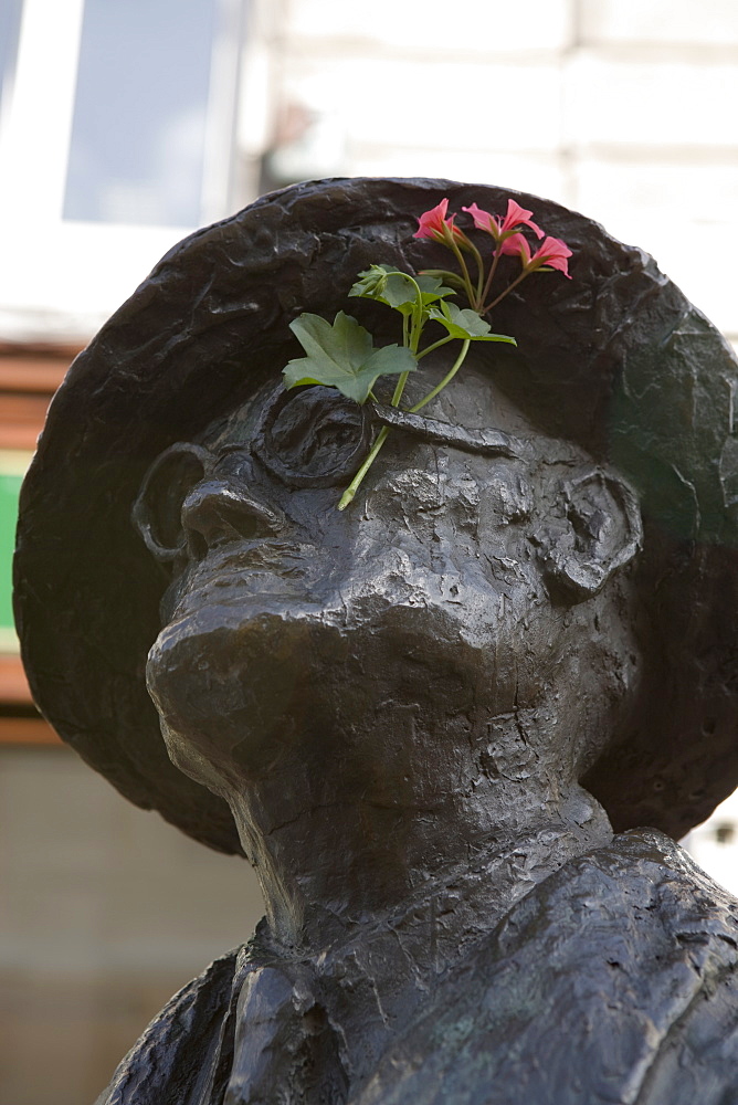 Statue of James Joyce with flower added, North Earl Street, Dublin, Republic of Ireland, Europe