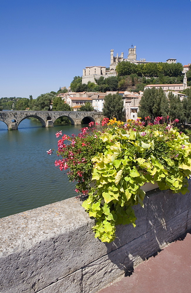 View of Pont Vieux from Pont Neuf, River Orb, Cathedrale St.-Nazaire, Beziers, Herault, Languedoc-Roussillon, France, Europe