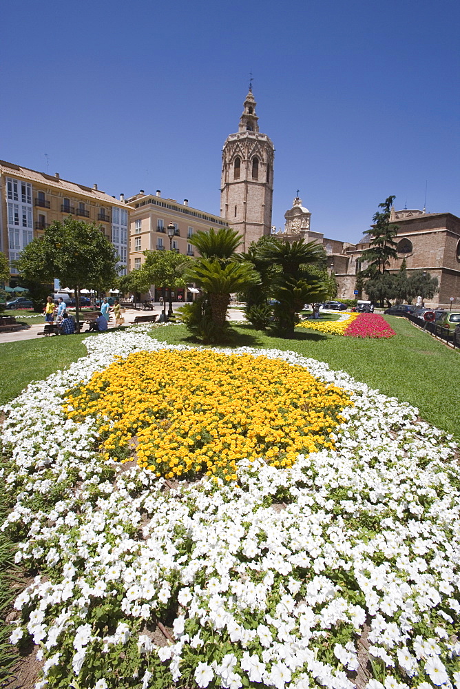 flower bed, park gardens, tower, el Miguelet, Valencia, Mediterranean, Costa del Azahar, Spain, Europe