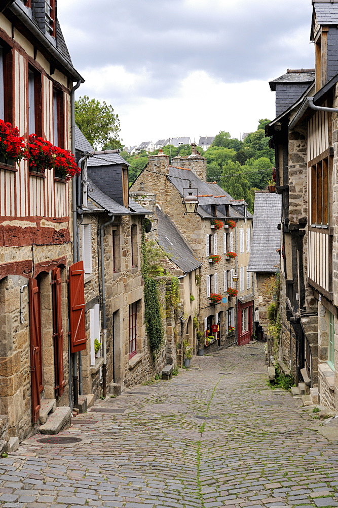 Ancient cobbled street and houses, Rue du Petit Fort, Dinan, Cotes-d'Armor, Brittany, France, Europe