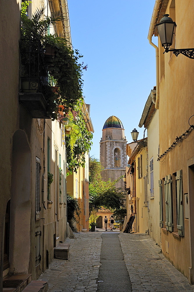 Narrow back street, St. Tropez, Var, Provence, Cote d'Azur, France, Europe