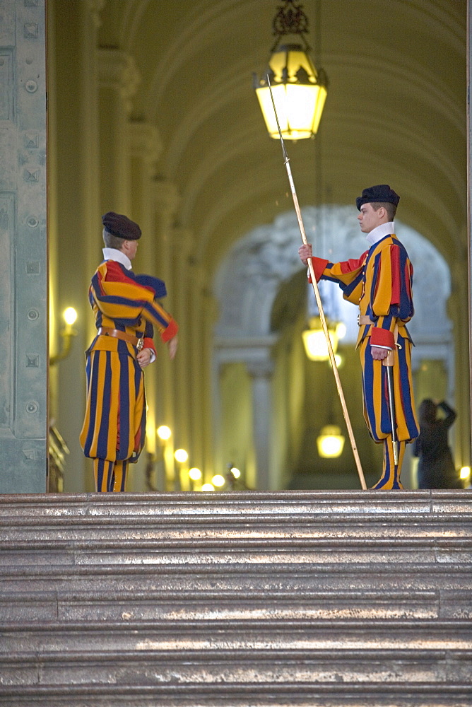 Swiss guards, St. Peter's Square, Vatican City, Rome, Lazio, Italy, Europe