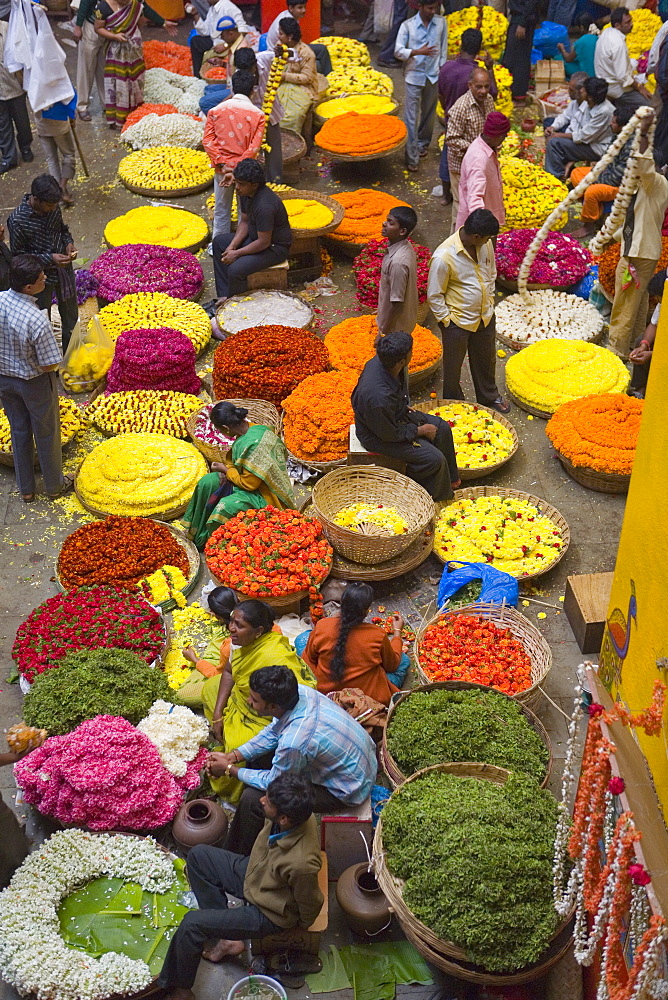 Flower necklace sellers in City Market, Bengaluru (Bangalore), Karnataka state, India, Asia