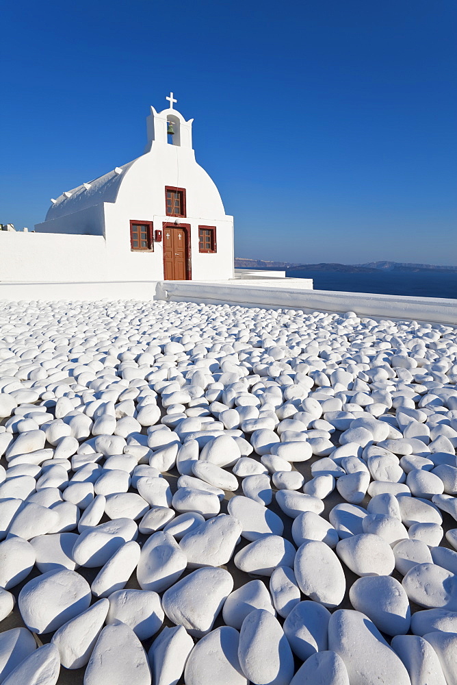 Church overlooking Aegean Sea in the village of Oia, Santorini (Thira), Cyclades Islands, Greek Islands, Greece, Europe