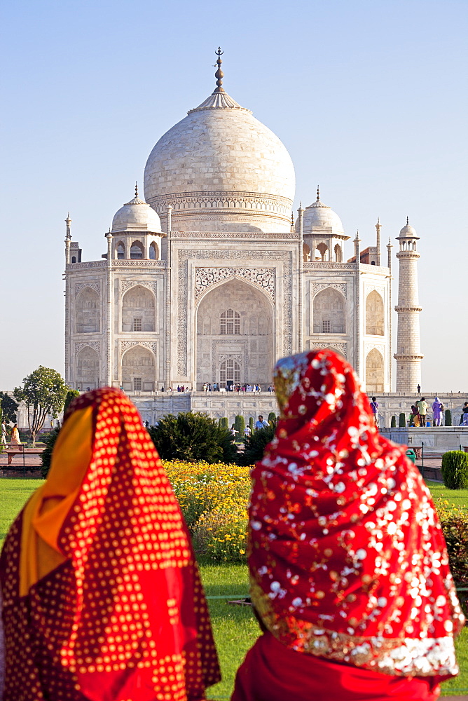 Women in colourful saris at the Taj Mahal, UNESCO World Heritage Site, Agra, Uttar Pradesh state, India, Asia