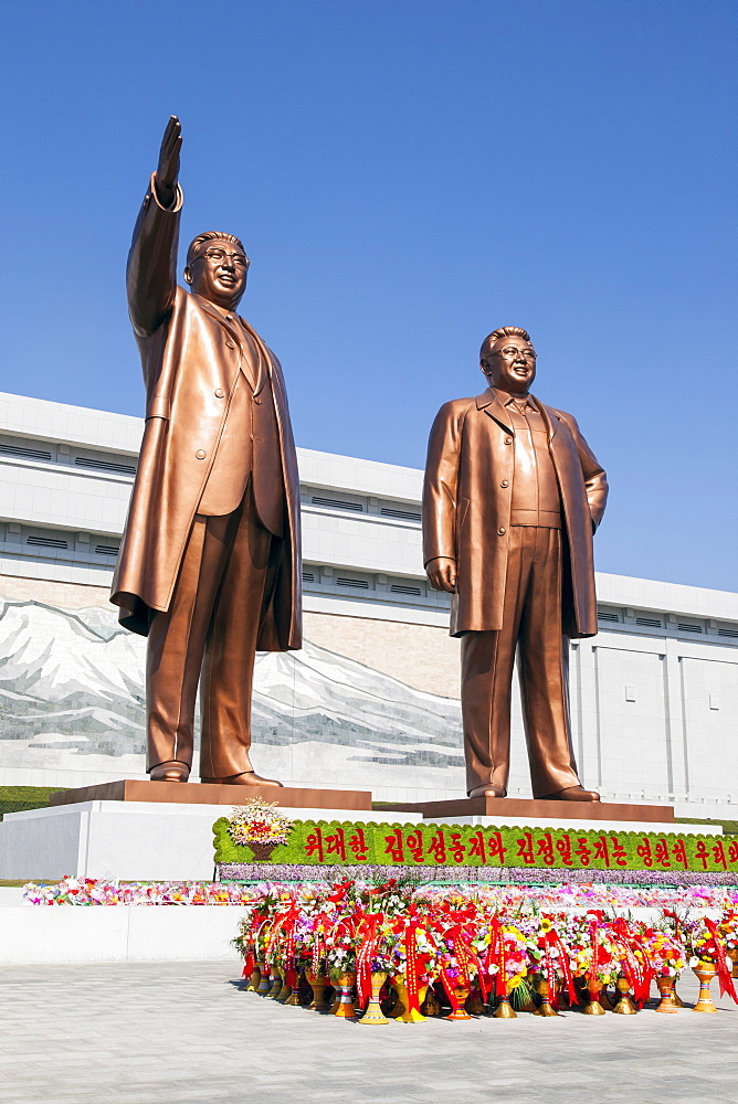 Mansudae Grand Monument, statues of former Presidents Kim Il Sung and Kim Jong Il, Mansudae Assembly Hall on Mansu Hill, Pyongyang, Democratic People's Republic of Korea (DPRK), North Korea, Asia