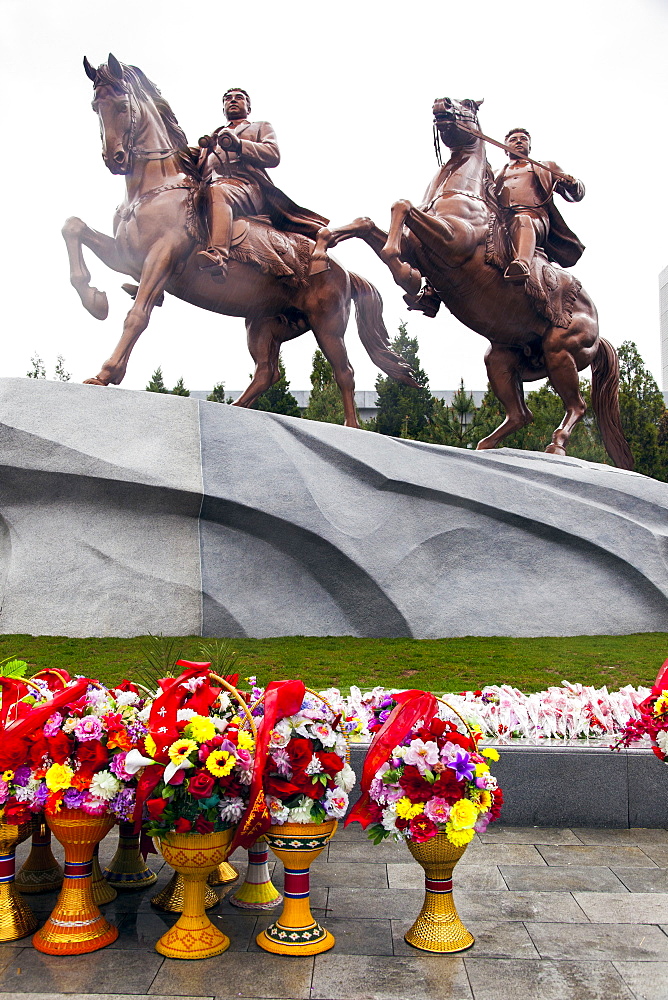 Statues of the Great Leaders Kim Il Sung and Kim Jong Il, Pyongyang, Democratic People's Republic of Korea (DPRK), North Korea, Asia