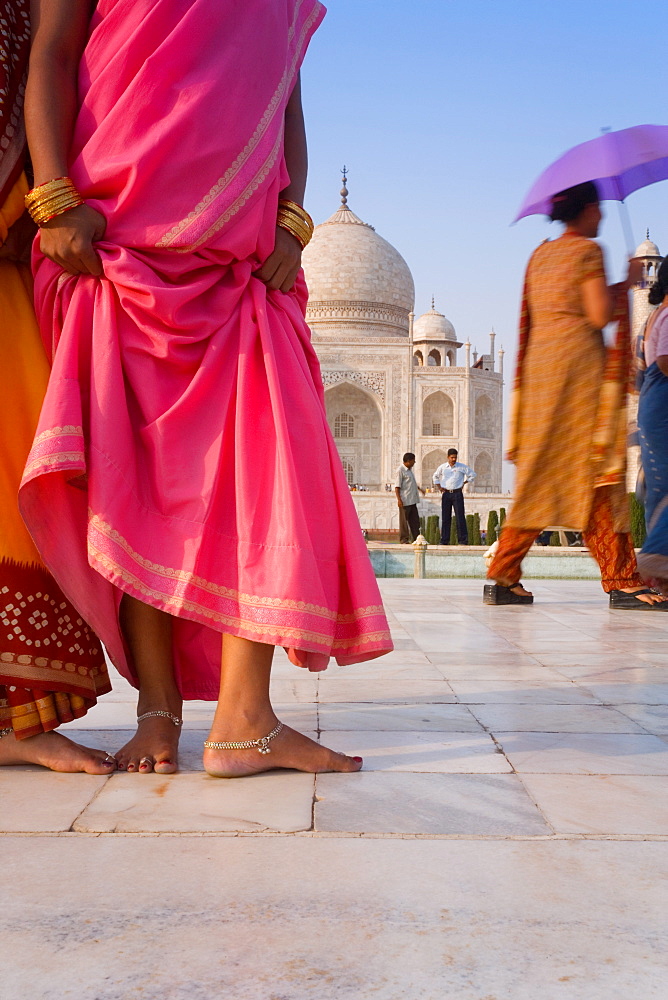 Visitors in front of the Taj Mahal, UNESCO World Heritage Site, Agra, Uttar Pradesh, India, Asia 