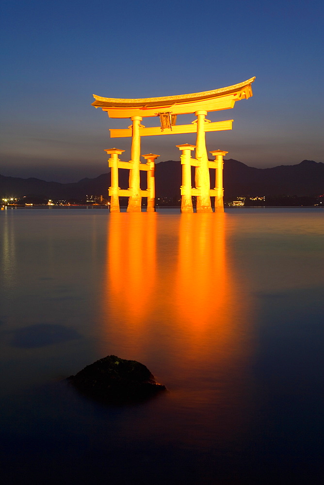 The famous vermillion coloured floating torii gate, Itsuku-shima Shrine, UNESCO World Heritage Site, Miyajima, Honshu, Japan, Asia 