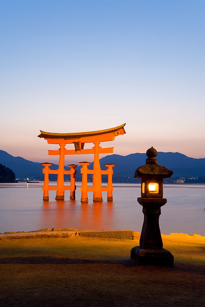 The famous vermillion coloured floating torii gate, Itsuku-shima Shrine, UNESCO World Heritage Site, Miyajima, Honshu, Japan, Asia 