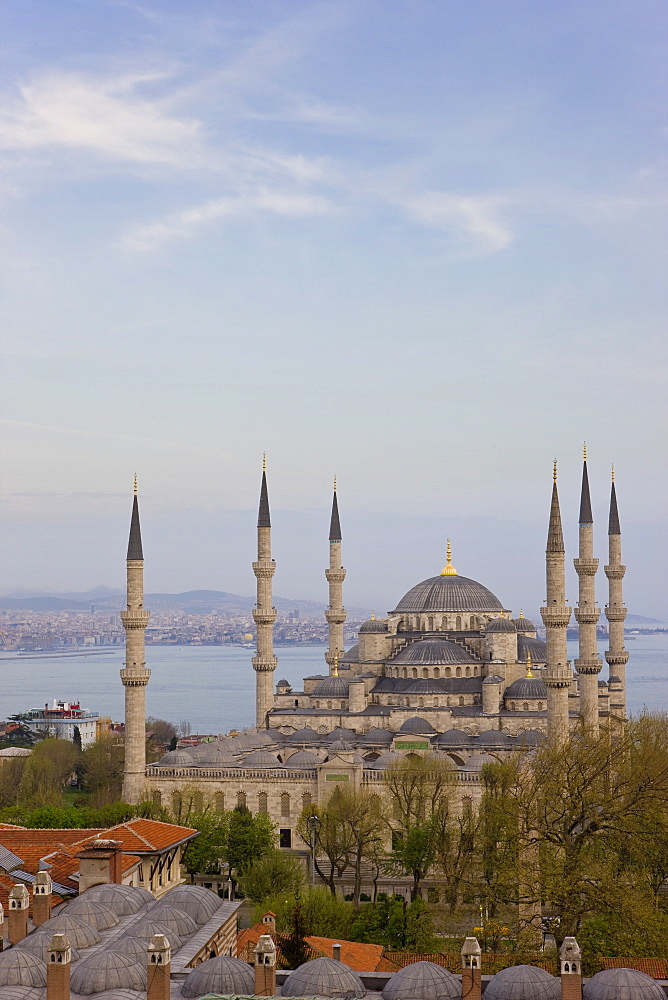 Elevated view of the Blue Mosque in Sultanahmet, overlooking the Bosphorus, Istanbul, Turkey, Europe