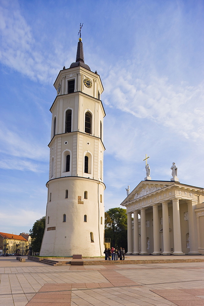 Cathedral Square (Katedros aikste), Cathedral and 57m tall Belfry, Vilnius, Lithuania, Baltic States, Europe