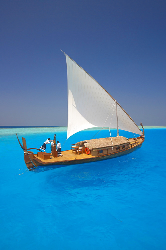 Sailing with traditional dhoni, Maldives, Indian Ocean, Asia