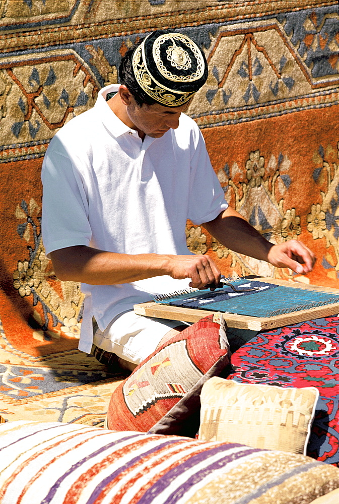 Man weaving carpet, Marmaris, Anatolia, Turkey Minor, Eurasia