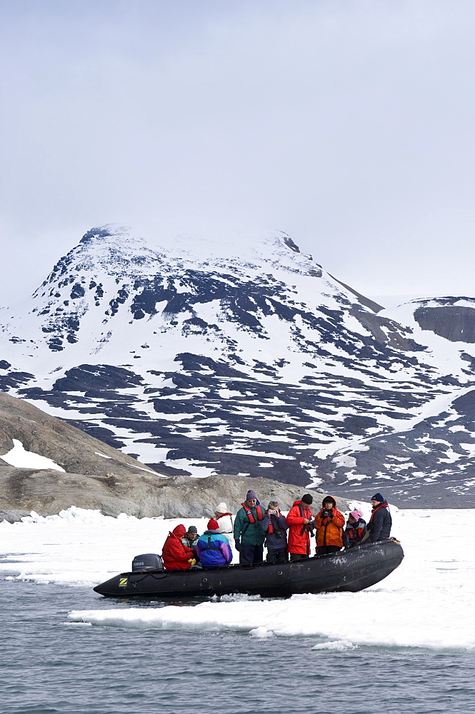 Zodiac in Lerneroyane (Lerner Islands), Svalbard Archipelago, Norway, Arctic, Scandinavia, Europe