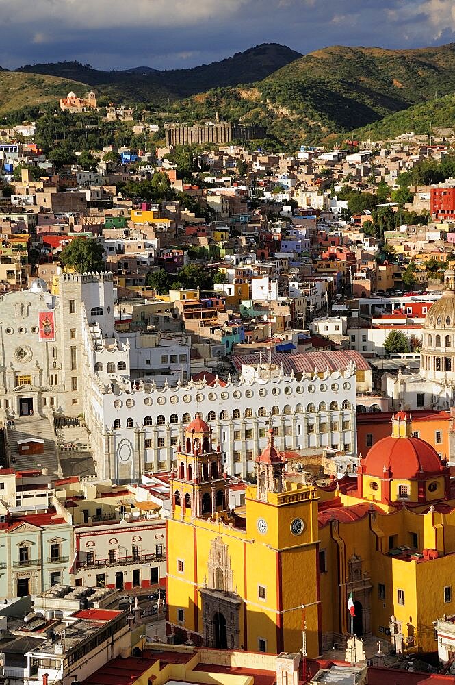 Mexico, Bajio, Guanajuato, Elevated view of Basilica and university building with barrios on hillside beyond from panaoramic viewpoint.