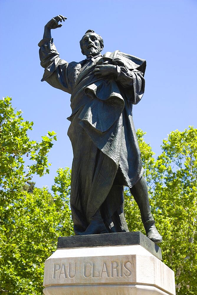 Spain, Catalonia, Barcelona, Bronze statue of the Catalan hero Pau Claris, a lawyer, clergyman and president of Catalonia who proclaimed the Catalan Republic in 1641 standing in the Parc de la Ciutadella in the Old Town district.