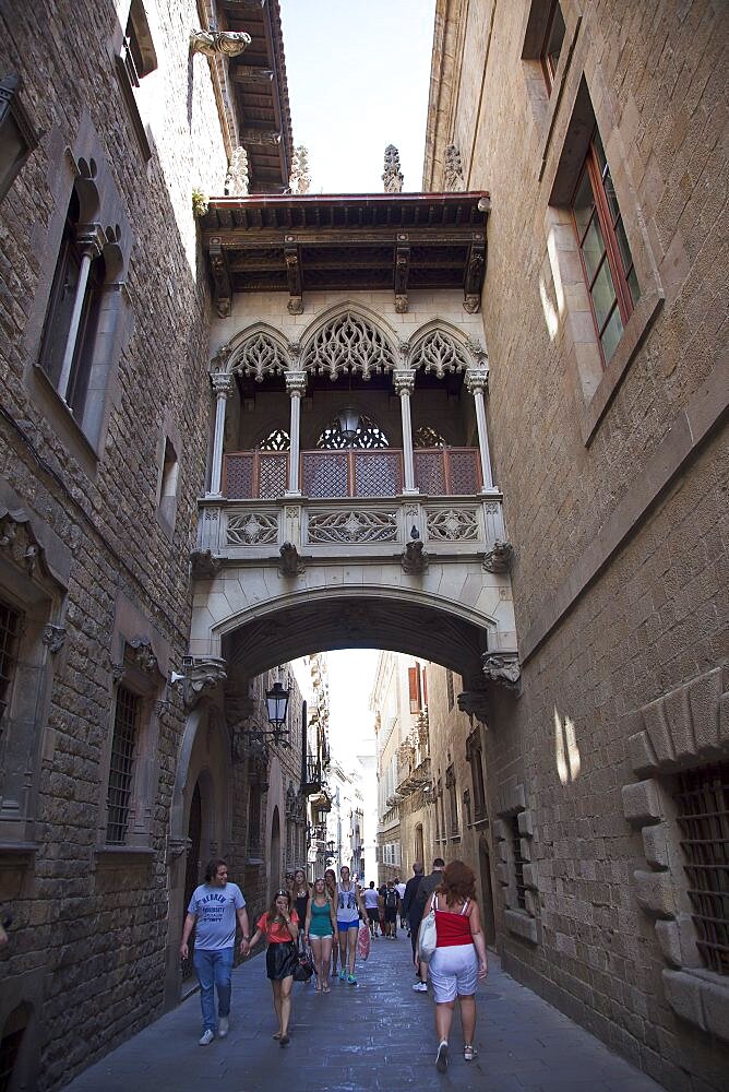 Spain, Catalonia, Barcelona, Pont dels Sospirs or Bridge of Sighs in the Gothic Quarter.