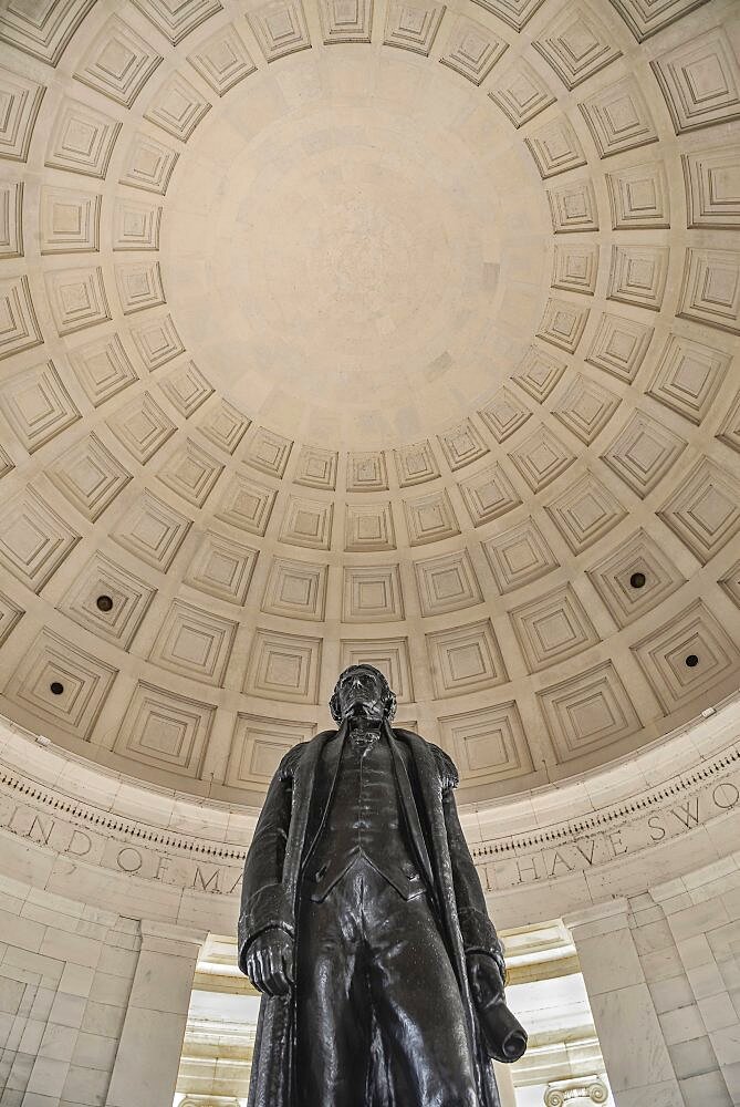 USA, Washington DC, National Mall, Thomas Jefferson Memorial, Bronze statue of the former President under the building's dome.