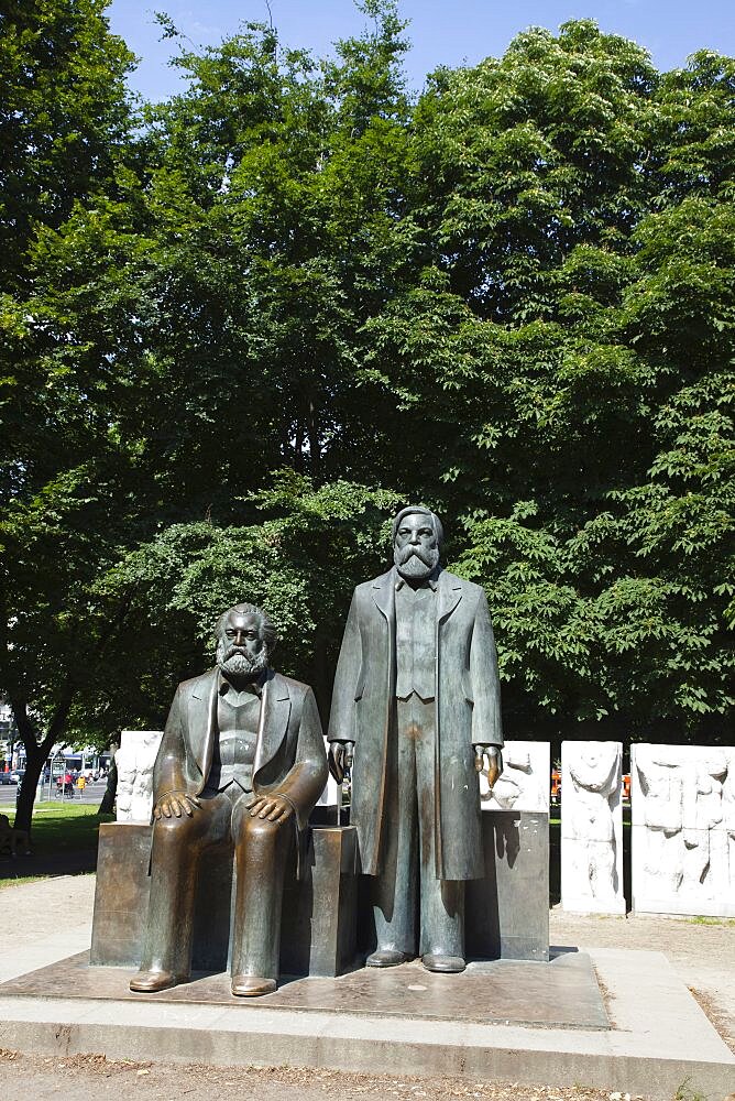 Germany, Berlin, Mitte, Statue os Karl Marx and Friedrich Engles in Marx-Engels-Forum.