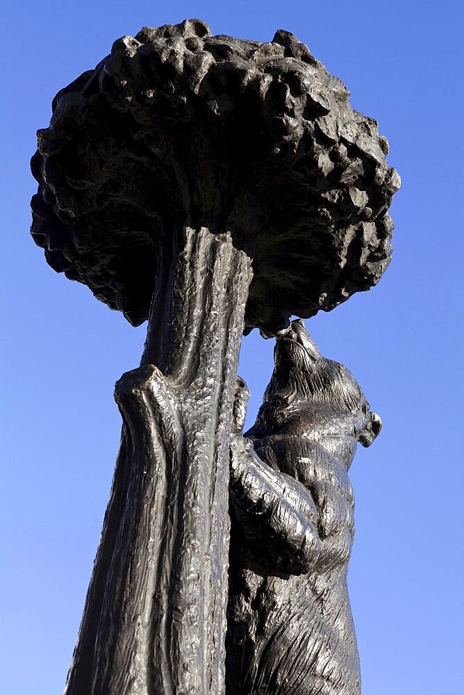 Spain, Madrid, Bear and Strawberry Tree, the symbol of Madrid, at Puerta del Sol.