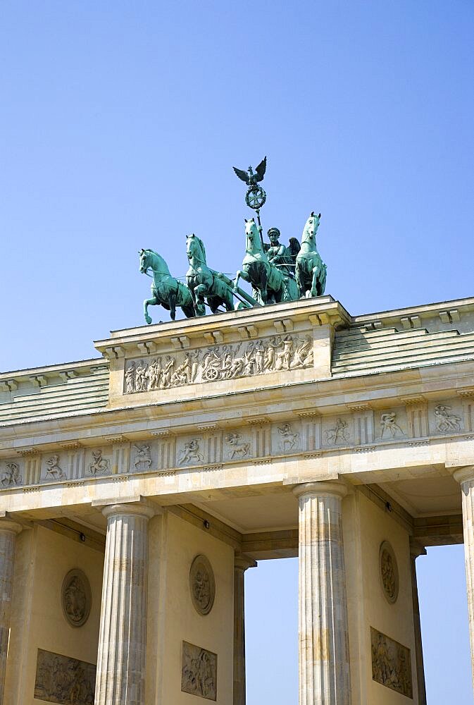 Germany, Berlin, Mitte, Brandenburg Gate or Brandenburger Tor in Pariser Platz leading to Unter den Linden and the Royal Palaces with the Quadriga of Victory on top. The only remaining of the original 18 gates in the Berlin Customs Wall.