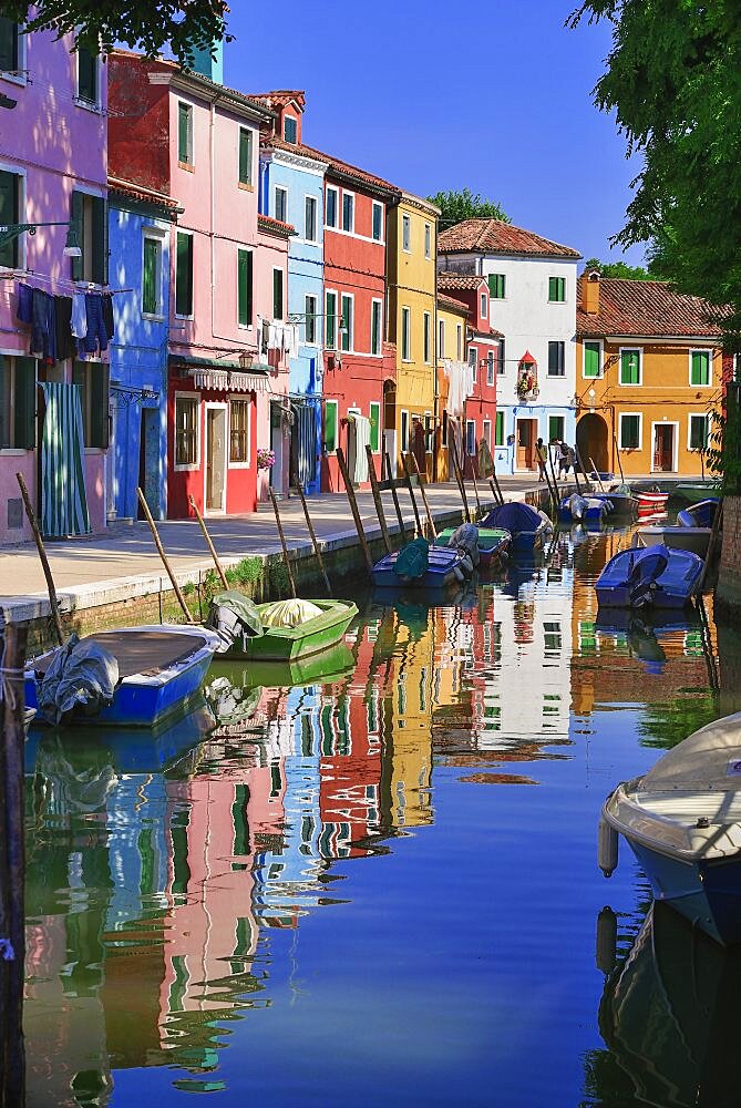 Italy, Veneto, Burano Island, Colourful housing on Fondamenta Cao di Rio a Destra.