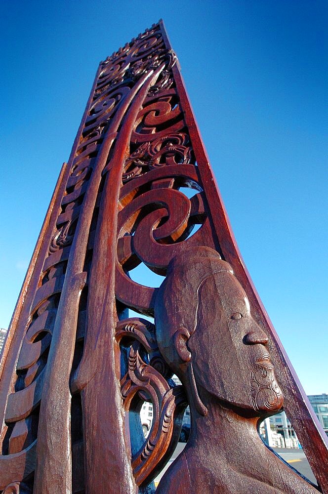 NEW ZEALAND NORTH ISLAND AUCKLAND A MAORI CARVING FROM A FORMER LONG BOAT CEMENTED INTO AUCKLAND HARBOUR QUAYSIDE Antipodean Oceania