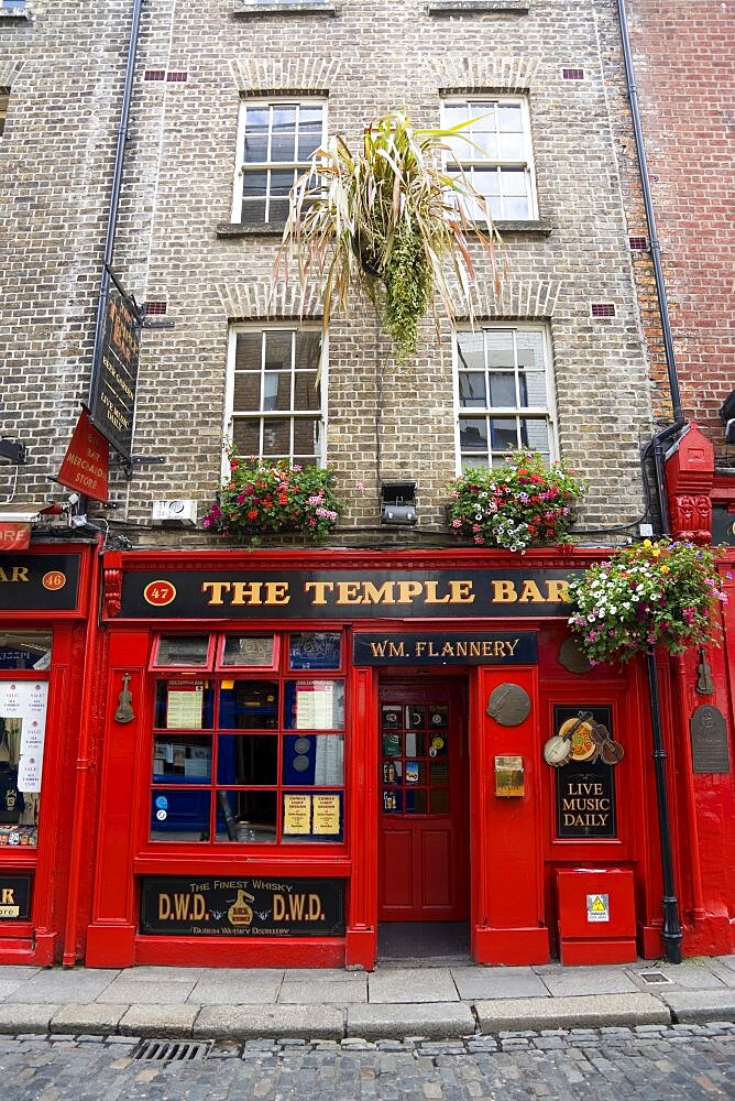 Ireland, County Dublin, Dublin City, Temple Bar traditional Irish public house with cobbled street.