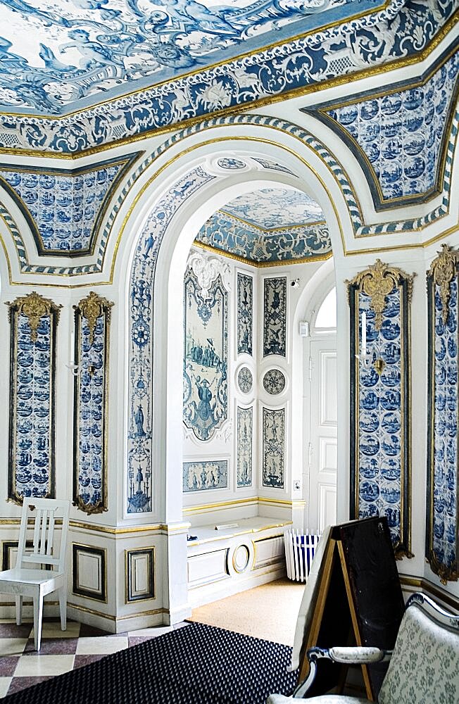 Germany, Bavaria, Munich, Nymphenburg Palace the Pagodenburg. Interior detail of elegant pavilion for royal relaxation with over 2000 blue and white painted Dutch tiles decorating the walls and ceiling.