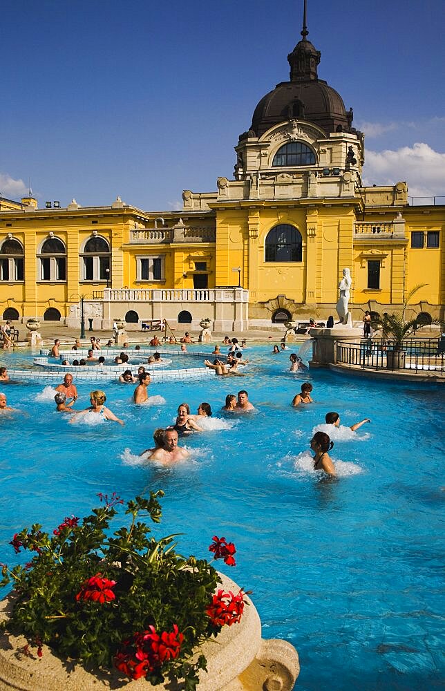 Hungary, Budapest, Pest, Outdoor bathing in summer at Szechenyi thermal baths