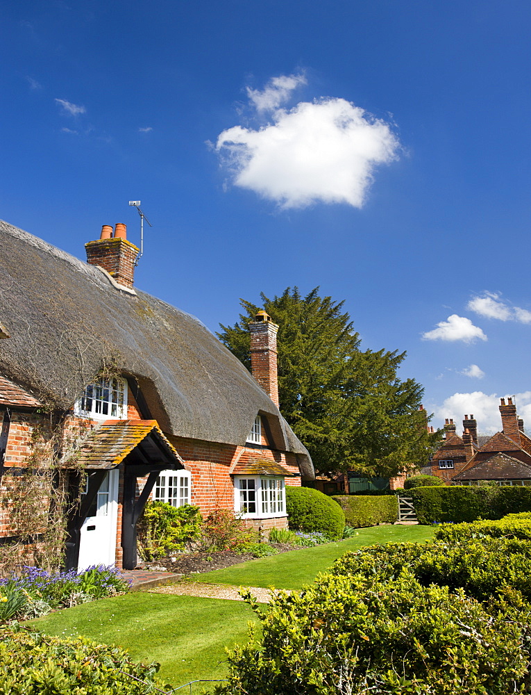 Pretty thatched cottage in the Hampshire village of Longparish, Hampshire, England, United Kingdom, Europe