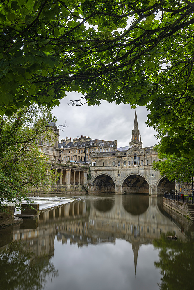 Pulteney Bridge reflected in the River Avon, Bath, UNESCO World Heritage Site, Somerset, England, United Kingdom, Europe